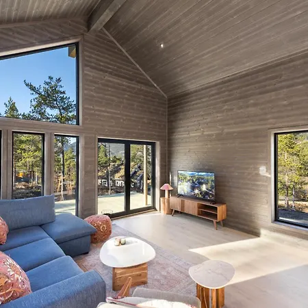 Comfortable Lakefront With Mountain Views - Berre Veit *