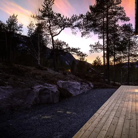 Comfortable Lakefront With Mountain Views - Berre Veit Vradal