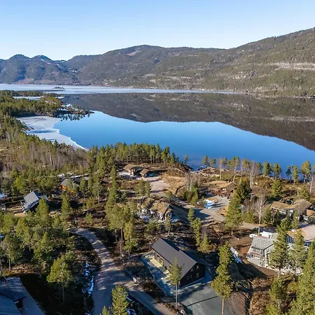 Comfortable Lakefront With Mountain Views - Berre Veit