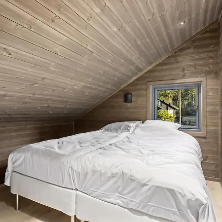 Comfortable Lakefront With Mountain Views - Berre Veit *