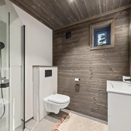Comfortable Lakefront With Mountain Views - Berre Veit Vradal