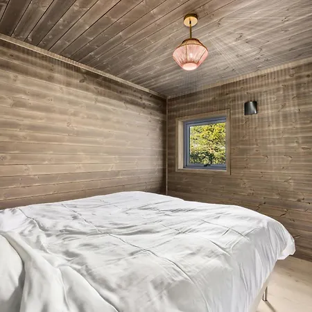Comfortable Lakefront With Mountain Views - Berre Veit *